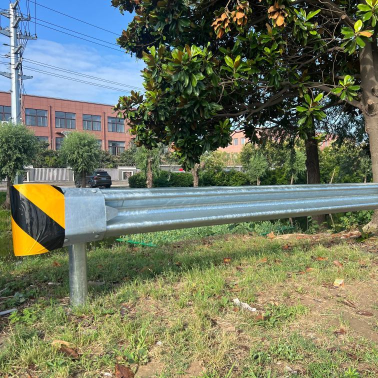 Latest company case about How Thick Is a Highway Guardrail? 